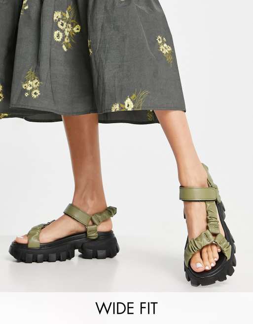 Public Desire Wide Fit – Expectation – Sandalen mit dicker Sohle in Olivgrün