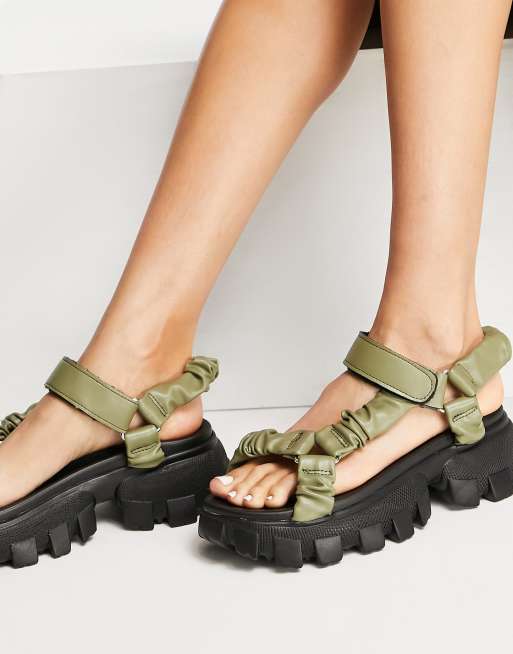 Public Desire Wide Fit – Expectation – Sandalen mit dicker Sohle in Olivgrün, 2 von 4