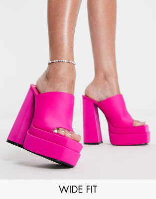 Public Desire Wide Fit - Extrem hohe Mules mit Satin in Rosa und Plateausohle