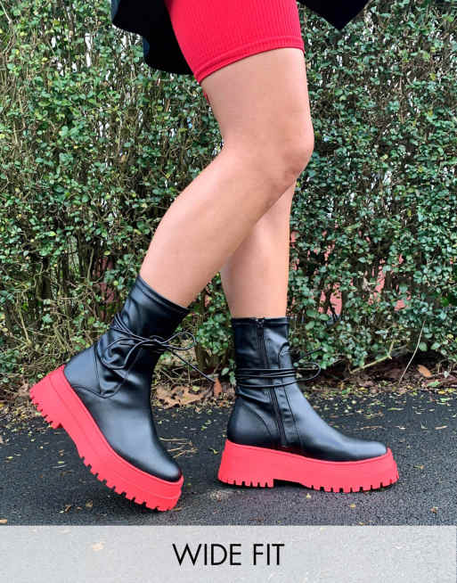 Public Desire Wide Fit - Finale - Stivaletti bassi con suola spessa e allacciatura alla caviglia, colore nero e rosso