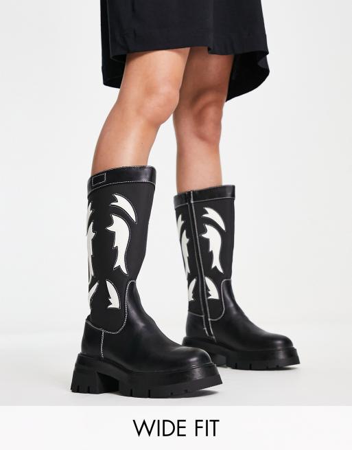 Public Desire Wide Fit – Fly Away – Flache, kniehohe Stiefel im Western-Design mit dicker Sohle, weite Passform