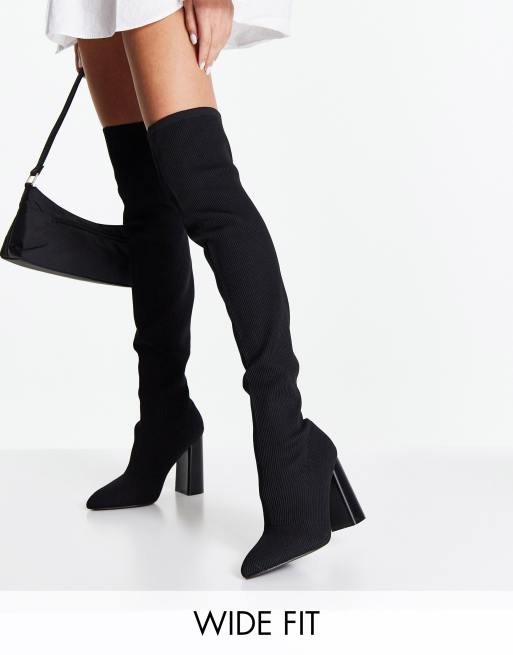 Public Desire Wide Fit – Focus – Svarta, stickade, lårhöga boots med blockklackar