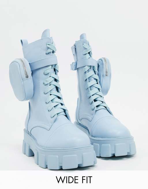 Public Desire Wide Fit – Intention – Ankle-Boots mit dicker Sohle und Tasche in Pastellblau