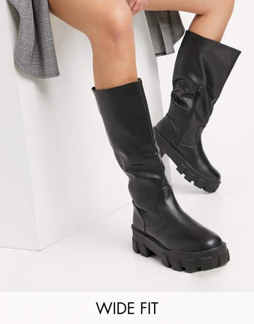 Public Desire Wide Fit – Karma – Kniehohe Stiefel in Schwarz
