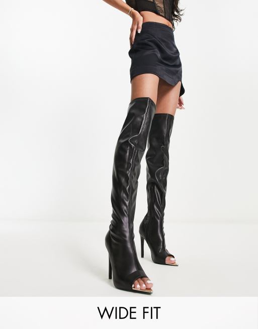 Public Desire Wide Fit – Kniehohe Absatzstiefel in Schwarz mit Zehenpartie aus Metall, weite Passform 