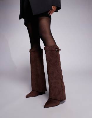 Public Desire Wide Fit - Kola - Kniehohe Stiefel aus Wildlederimitat in Braun mit Keilabsatz und Umschlag, weite Passfor...
