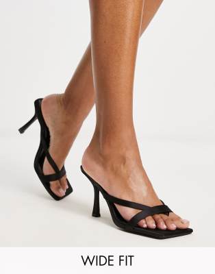 Public Desire Wide Fit - Kristen - Absatzschuhe aus Satin in Schwarz mit Zehensteg, breite Passform-Black