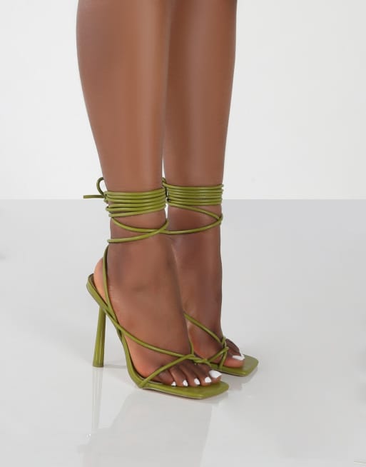 Public Desire Wide Fit – Lacey – Oliwkowe wiązane sandały na szpilkach