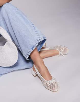 Public Desire Wide Fit - Lover - Ballerinas aus Netzstoff in Weiß mit Absatz und Schleifendetail, weite Passform-Rosa