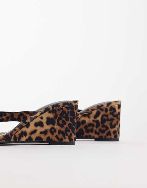 Public Desire Wide Fit Luisa Keilsandalen mit Leopardenmuster, 4 von 4