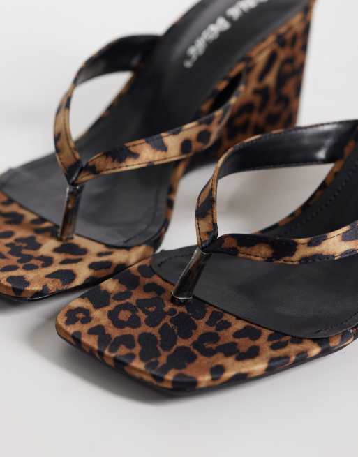 Public Desire Wide Fit - Luisa - Sandali con zeppa leopardati a pianta larga, 3 di 4