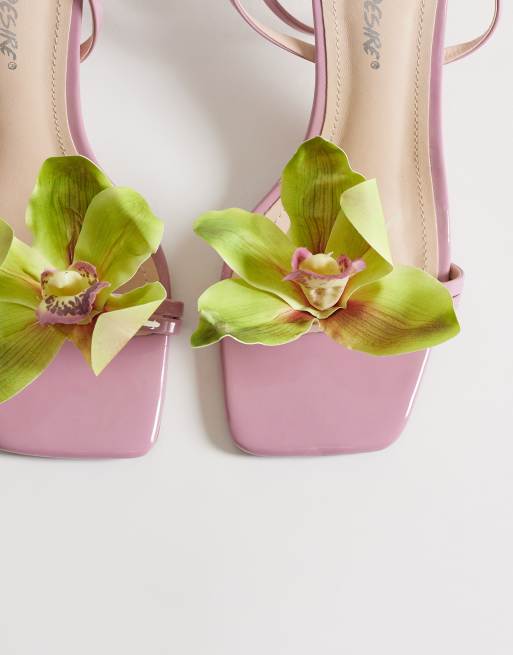 Public Desire Wide Fit - Lyserøde sandaler med kitten-hæl og 3D-blomst, 2 af 4