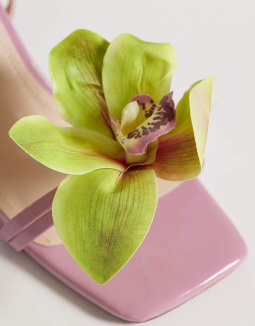 Public Desire Wide Fit - Lyserøde sandaler med kitten-hæl og 3D-blomst, 4 af 4