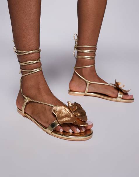 Public Desire Wide Fit – Magnolia – Flache Sandalen in Goldoptik mit 3D-Blumenverzierung, weite Passform - view 1