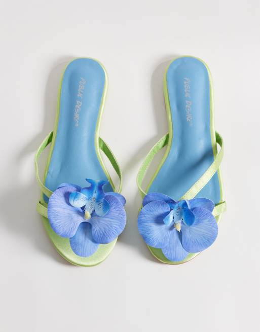 Public Desire Wide Fit - Magnolia - Sandali bassi verdi e blu con fiore 3D, 2 di 4