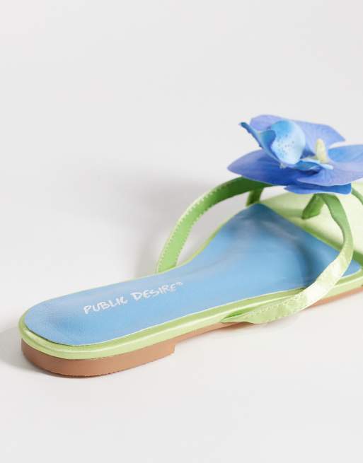 Public Desire Wide Fit - Magnolia - Sandali bassi verdi e blu con fiore 3D, 3 di 4