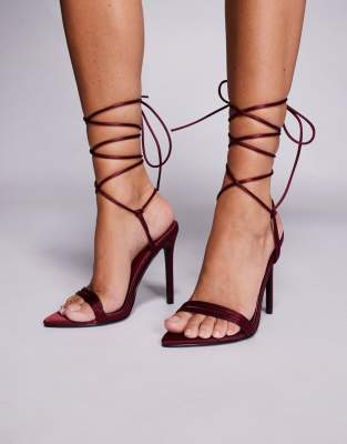 Public Desire Wide Fit - Merlot - Sandalen in Burgunderrot mit Absatz und Schnürung am Bein, weite Passform