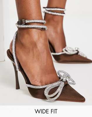 Public Desire Wide Fit - Midnight - Chaussures à talon en satin avec naud - Chocolat-Marron