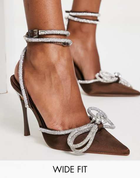 Public Desire Wide Fit - Midnight - Satijnen schoenen met brede pasvorm, hak en strik in chocoladebruin - view 1