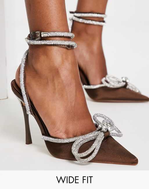 Public Desire Wide Fit – Midnight – Satin-Absatzschuhe in Schokoladenbraun mit Schleifendetail, weite Passform
