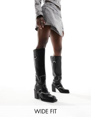 Public Desire Wide Fit - Nashville - Kniehohe Stiefel in Schwarz mit Metalldetails, weite Passform