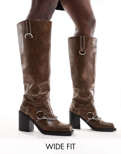 Public Desire Wide Fit – Nashville – Kniehohe Stiefel in Used-Braun mit Metalldetails