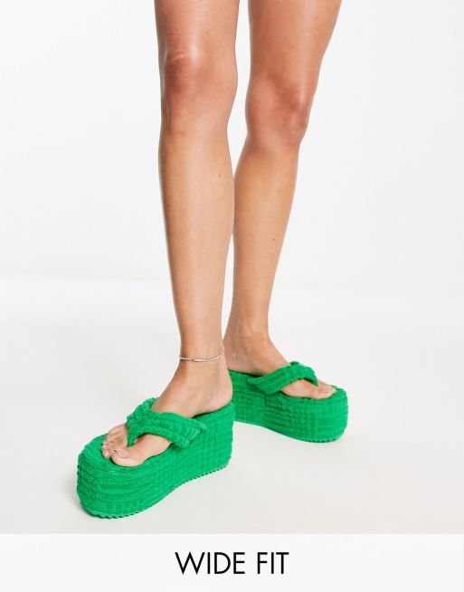 Public Desire Wide Fit – Nell – Zielone klapki na wysokiej koturnie z tkaniny frotté
