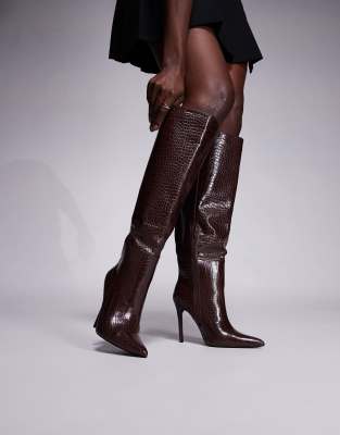 Public Desire Wide Fit - Nova - Kniehohe, spitze Stiefel mit Absatz in Schokobraun, weite Passform-Brown