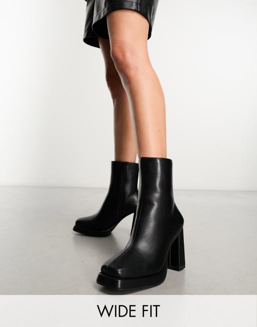 Public Desire Wide Fit – Patty – Svarta ankelboots med tåhätta i metall och klackar