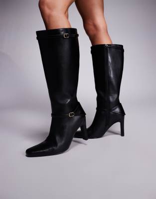 Public Desire Wide Fit - Poppy - Kniehohe Stiefel in Schwarz mit Absatz und Schnallendetail, weite Passform
