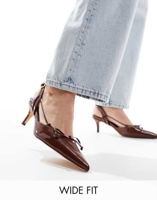 Public Desire Wide Fit - Rai - Scarpe con tacco a punta in vernice marrone con fiocco