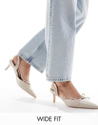 Public Desire Wide Fit - Rai - Spitze Lackschuhe in Creme mit Absatz und Schleifendetail-Weiß