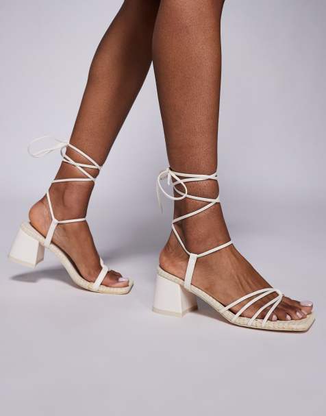 Public Desire Wide Fit - Saffira - Sandalen met brede pasvorm, halfhoge hak en enkelbandjes in crème - view 1