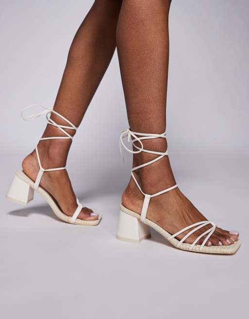 Public Desire Wide Fit - Saffira - Sandali con tacco medio a pianta larga color crema con allacciatura alla caviglia