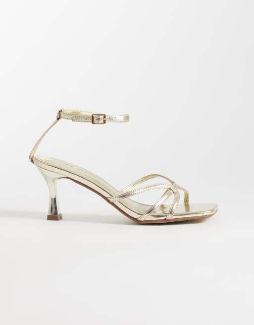 Public Desire Wide Fit - Samya - Sandali color oro con tacchetti a spillo 