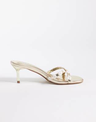 Public Desire Wide Fit - Sandaletten in Gold mit Kitten-Absatz und Perlen, weite Passform-Goldfarben