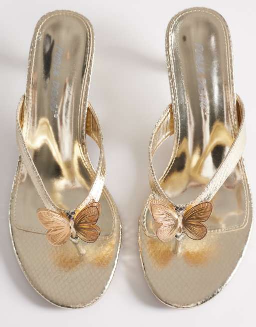 Public Desire Wide Fit - Sandali infradito a pianta larga con tacchetti a spillo e farfalla color oro, 2 di 4