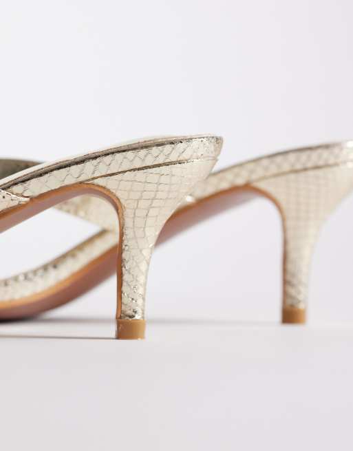 Public Desire Wide Fit - Sandali infradito a pianta larga con tacchetti a spillo e farfalla color oro, 3 di 4