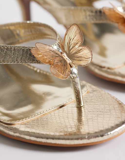 Public Desire Wide Fit - Sandali infradito a pianta larga con tacchetti a spillo e farfalla color oro, 4 di 4