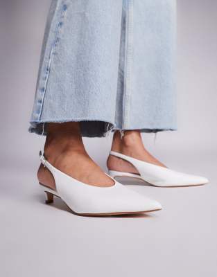 Public Desire Wide Fit - Saskia - Pumps in Weiß mit Fersenriemen und Kitten-Absatz, weite Passform