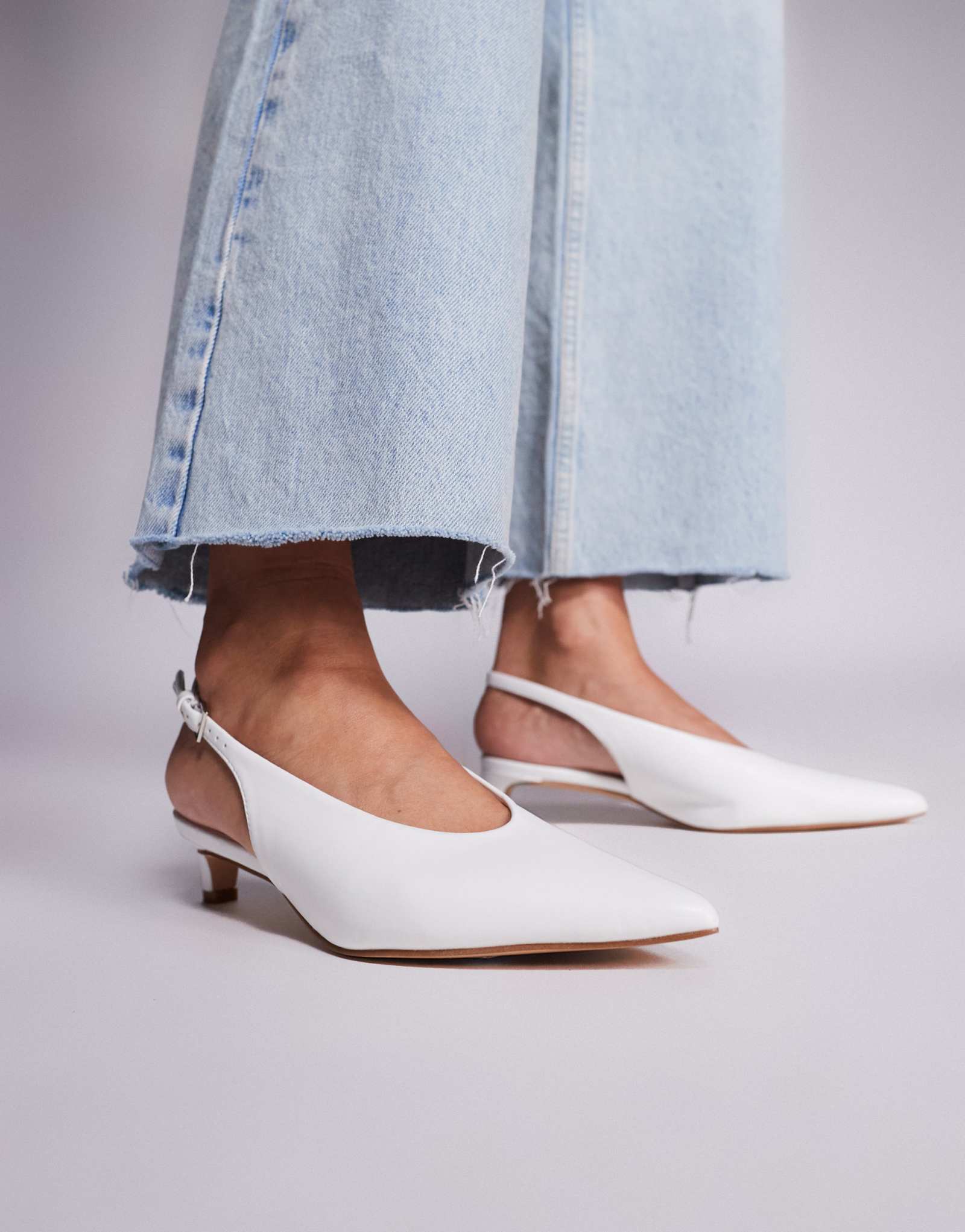 Белые туфли на высоком каблуке Public Desire с широкой посадкой Saskia slingback на высоком каблуке kitten
