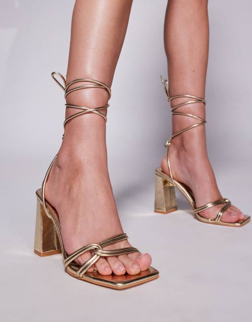 Public Desire Wide Fit – Schiffer – Sandalen in Gold mit Blockabsatz und Bindeband