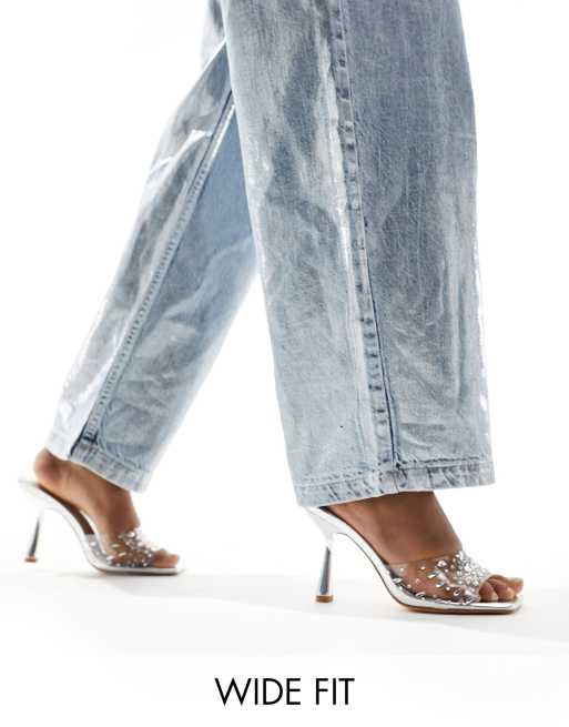 Public Desire Wide Fit – Shelly – Sandalen mit mittelhohem Absatz mit durchsichtigen Riemen mit Verzierung in Silber