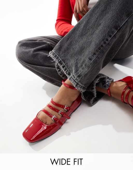 Public Desire Wide Fit – Sherry – Mary-Jane-Ballerinas in kirschroter Lackoptik mit Riemchen-Design und weiter Passform