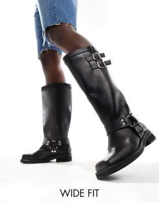 Public Desire Wide Fit - Sirus - Flache, kniehohe Stiefel in Schwarz mit Riemendetail, weite Passform