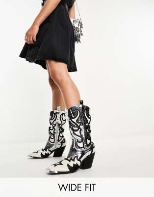 Public Desire Wide Fit - Starrie - Cowboy-Stiefel in Silber mit Flammen-Detail, weite Passform