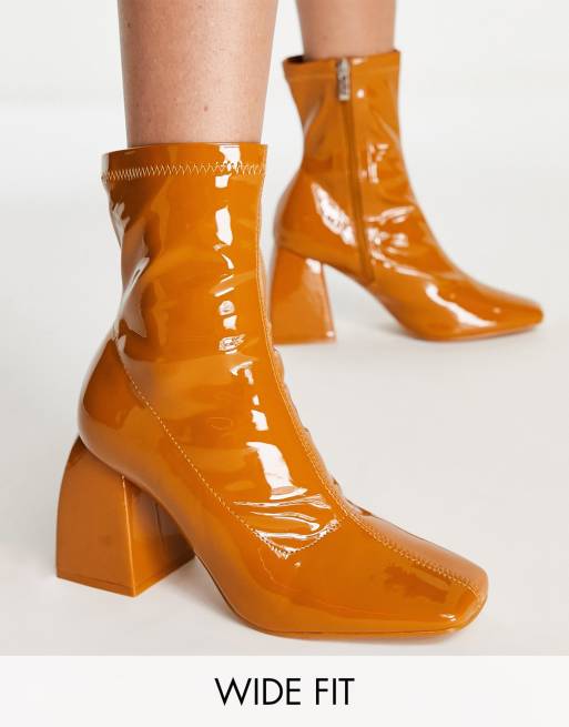 Public Desire Wide Fit – Supreme – Sock-Boot-Stiefel in Camel mit Lackoptik und eckiger Zehenpartie, weite Passform