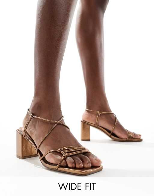 Public Desire Wide Fit - Taryn - Bronzefarvede sandaler med stropper og blokhæl