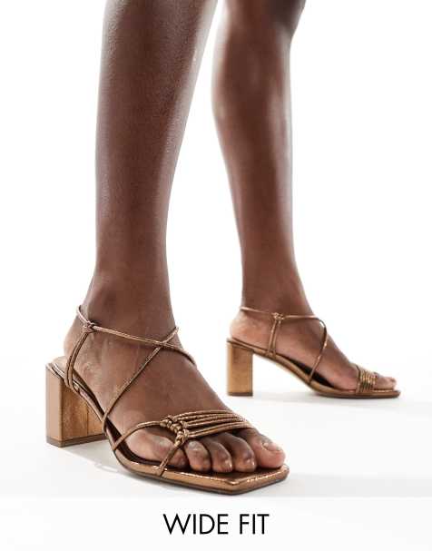 Public Desire Wide Fit – Taryn – Riemchen-Sandaletten in Bronze mit Blockabsatz - view 1