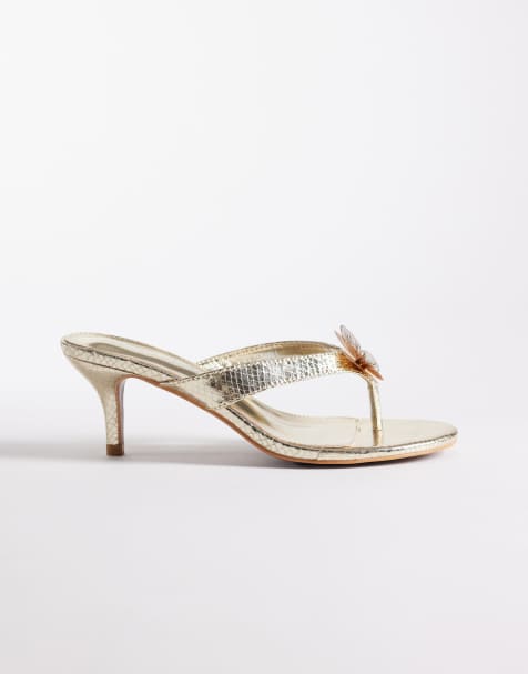 Public Desire Wide Fit – Zehensteg-Sandaletten in Gold mit Kitten-Absatz und Schmetterling, weite Passform - view 1